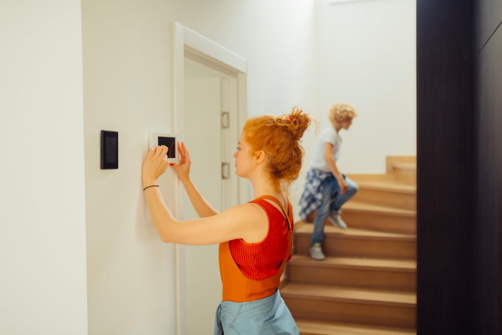 Femme qui active alarme à domicile