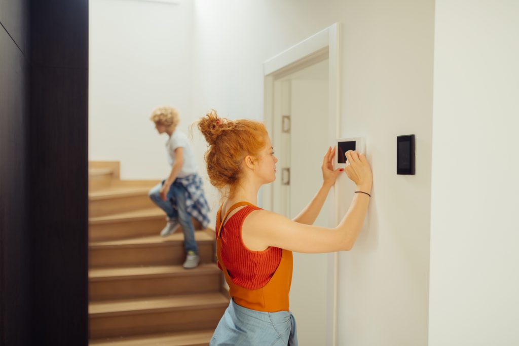 Femme qui active alarme à domicile