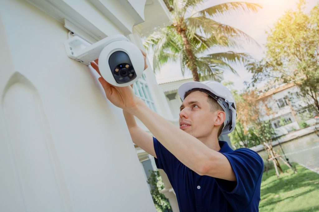 Technicien installe caméra de surveillance