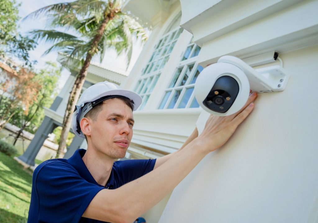 Technicien installe caméra de surveillance