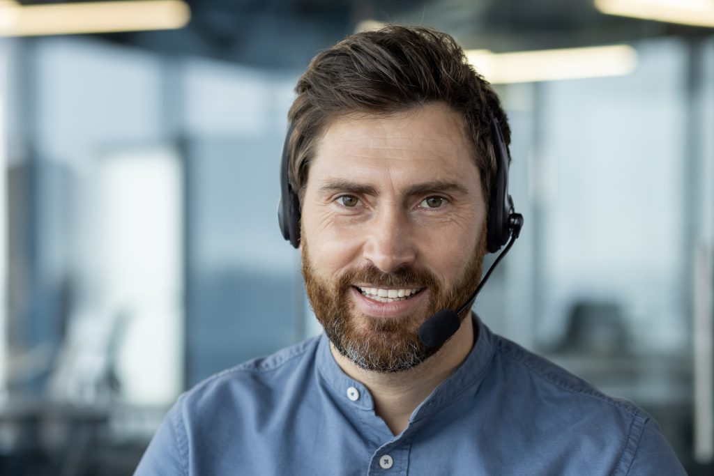 Homme souriant disponible centrale