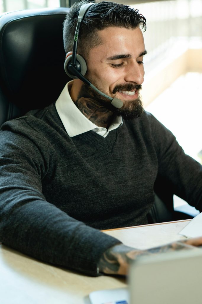 Homme répond au téléphone centrale