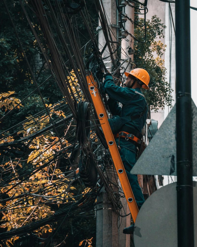 Technicien installe branchements